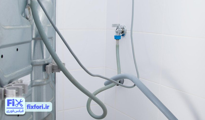 چگونه میتوانم لولههای ورودی و خروجی آب را بررسی کنم؟