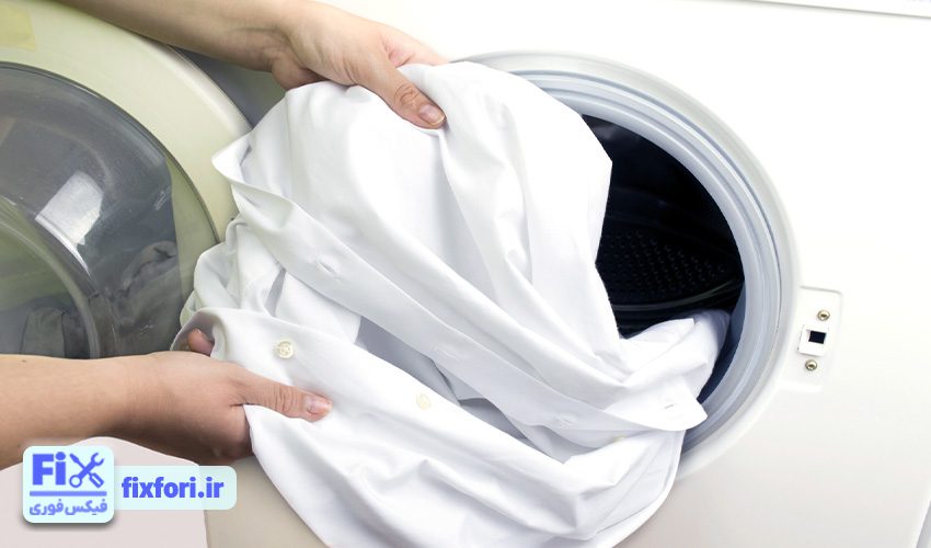 چرا پس از شستن لباسها، کف روی آنها باقی میماند؟