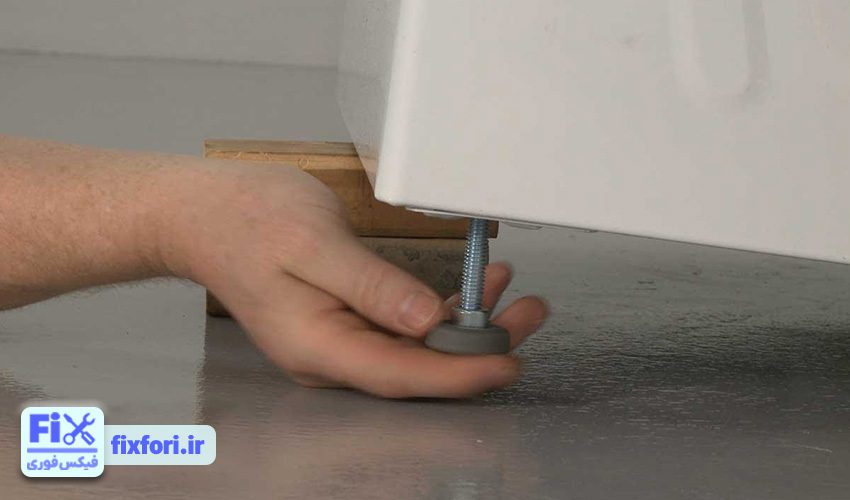 5. تنظیم نادرست پایه های ماشین لباسشویی