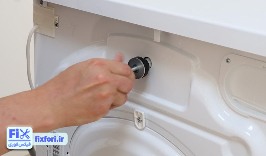 باز کردن پیچ های حمل و نقل علت لرزش ماشین لباسشویی اسنوا