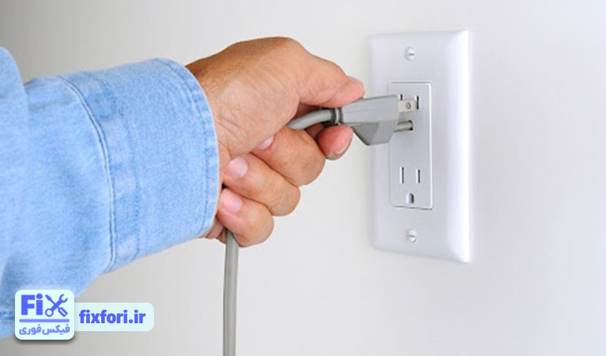 قبل از شروع کار، دو شاخه ماشین لباسشویی را از پریز برق بکشید.