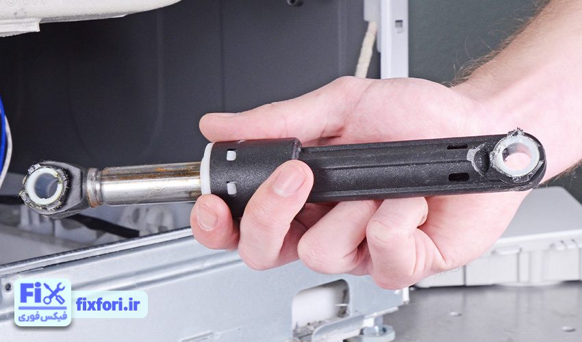 خارج کردن لوله‌های تخلیه و کمک فنرها