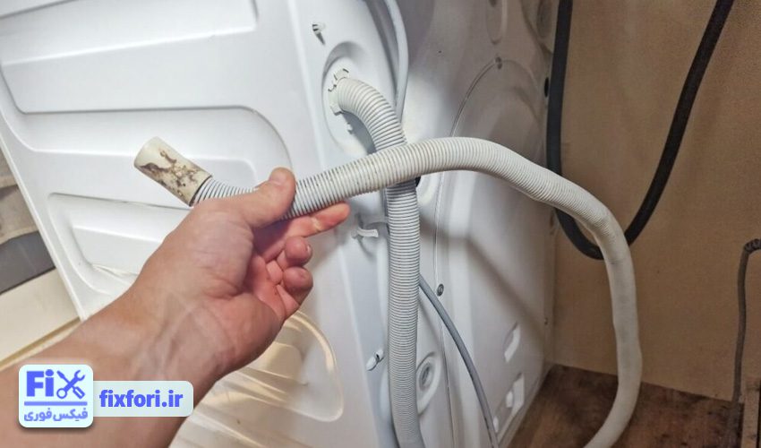 خارج کردن لولههای تخلیه و کمک فنرها لباسشویی