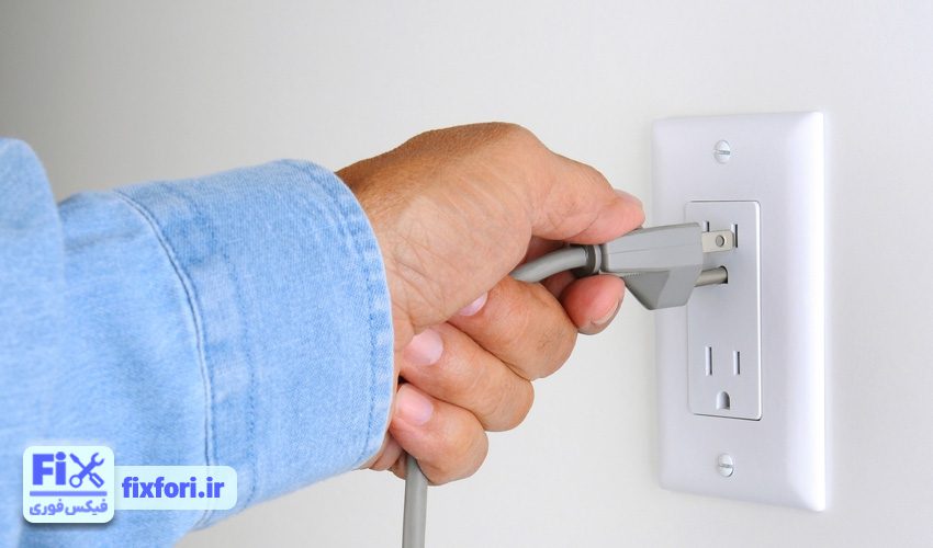 معیوب بودن دوشاخه و اتصالات برق